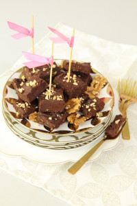 Rezept für schnellen und einfachen Chocolate Fudge als cooler Party Snack. Das Rezept ist aus dem Backbuch "Tortenkunst & Keksdesign" von Mein Keksdesign Gründerin, Stephanie Juliette Rinner.