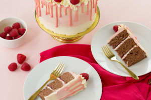 Schokoladentorte mit Swiss Meringue Buttercream und Himbeeren