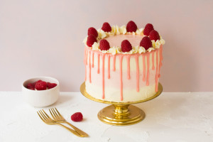 Drip Cake mit Swiss Meringue Creme mit Himbeeren und Schokoladenteig von Stephanie Juliette Rinner von Mein Keksdesign
