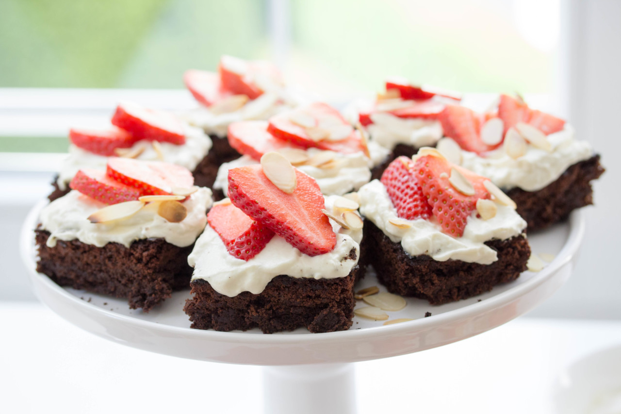 Schnelles Rezept für Brownies als Schokokuchen mit Erdbeeren