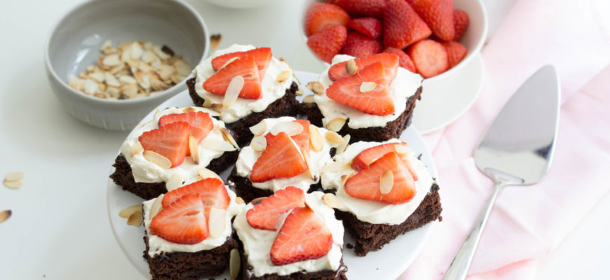 Schnelles Rezept für Brownies als Schokokuchen mit Erdbeeren