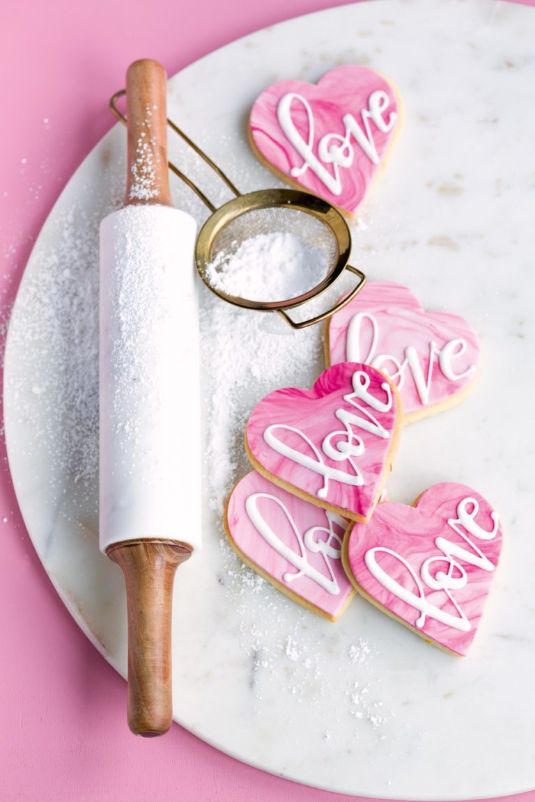 Cake Lettering auf Royal Icing Kekse mit Pinsel und Spritzbeutel