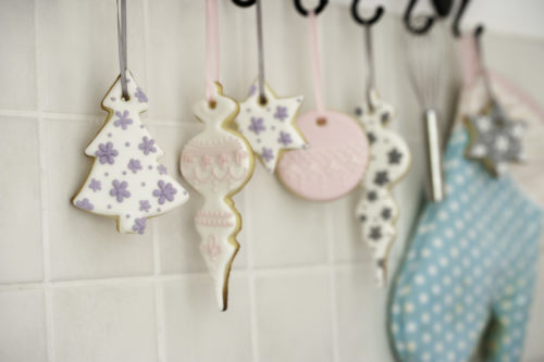 Lerne aus einfachen Plätzchen Weihnachtskekse mit WOW-Effekt zu zaubern. Mit Royal Icing und Stephanie von Mein Keksdesign.