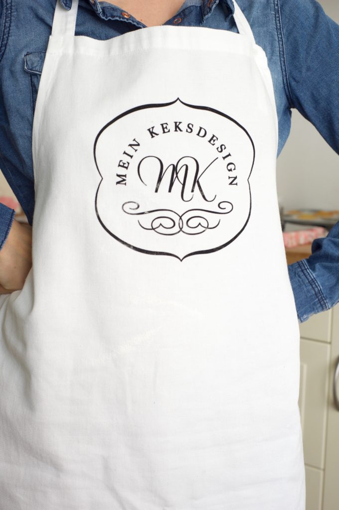 Schürze aus Baumwolle zum Backen, Kochen und Dekorieren. Die beliebte Backschürze aus den Mein Keksdesign Backkursen von Stephanie Juliette Rinner.