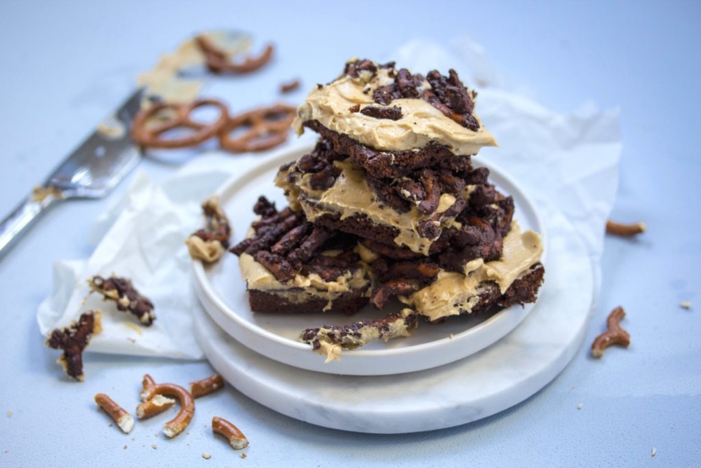Rezept für Schokokuchen mit Erdnussbutter Creme und Brezeln