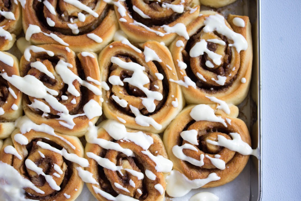 Schnelles Rezept für saftige Zimtschnecken und Cinnamon Rolls Schnelles Rezept für saftige Zimtschnecken und Cinnamon Rolls