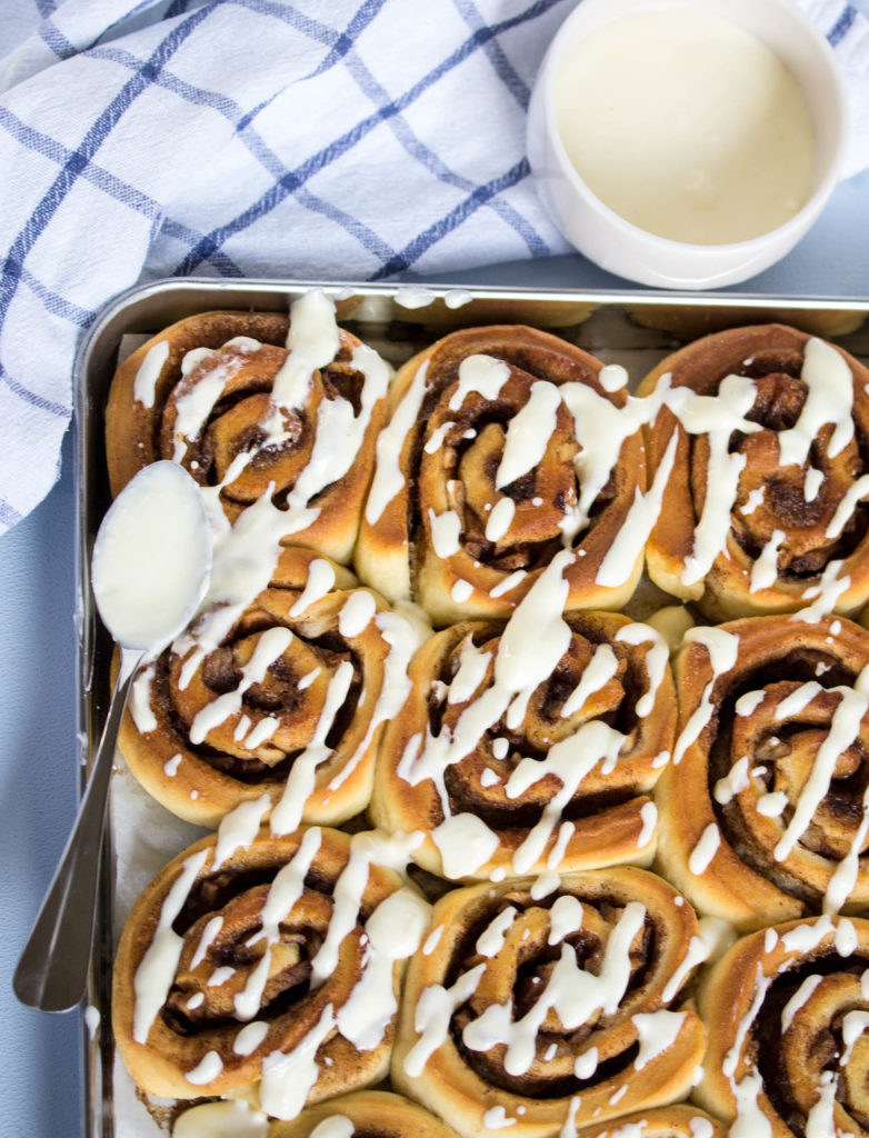 Schnelles Rezept für saftige Zimtschnecken und Cinnamon Rolls Schnelles Rezept für saftige Zimtschnecken und Cinnamon Rolls