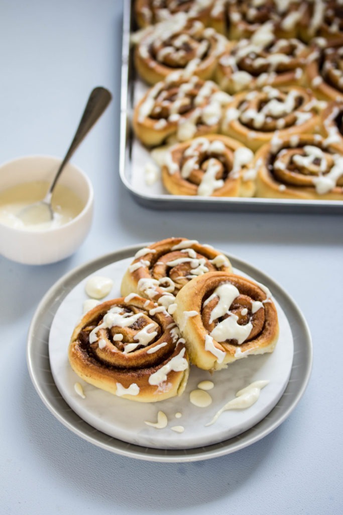 Schnelles Rezept für saftige Zimtschnecken und Cinnamon Rolls Schnelles Rezept für saftige Zimtschnecken und Cinnamon Rolls