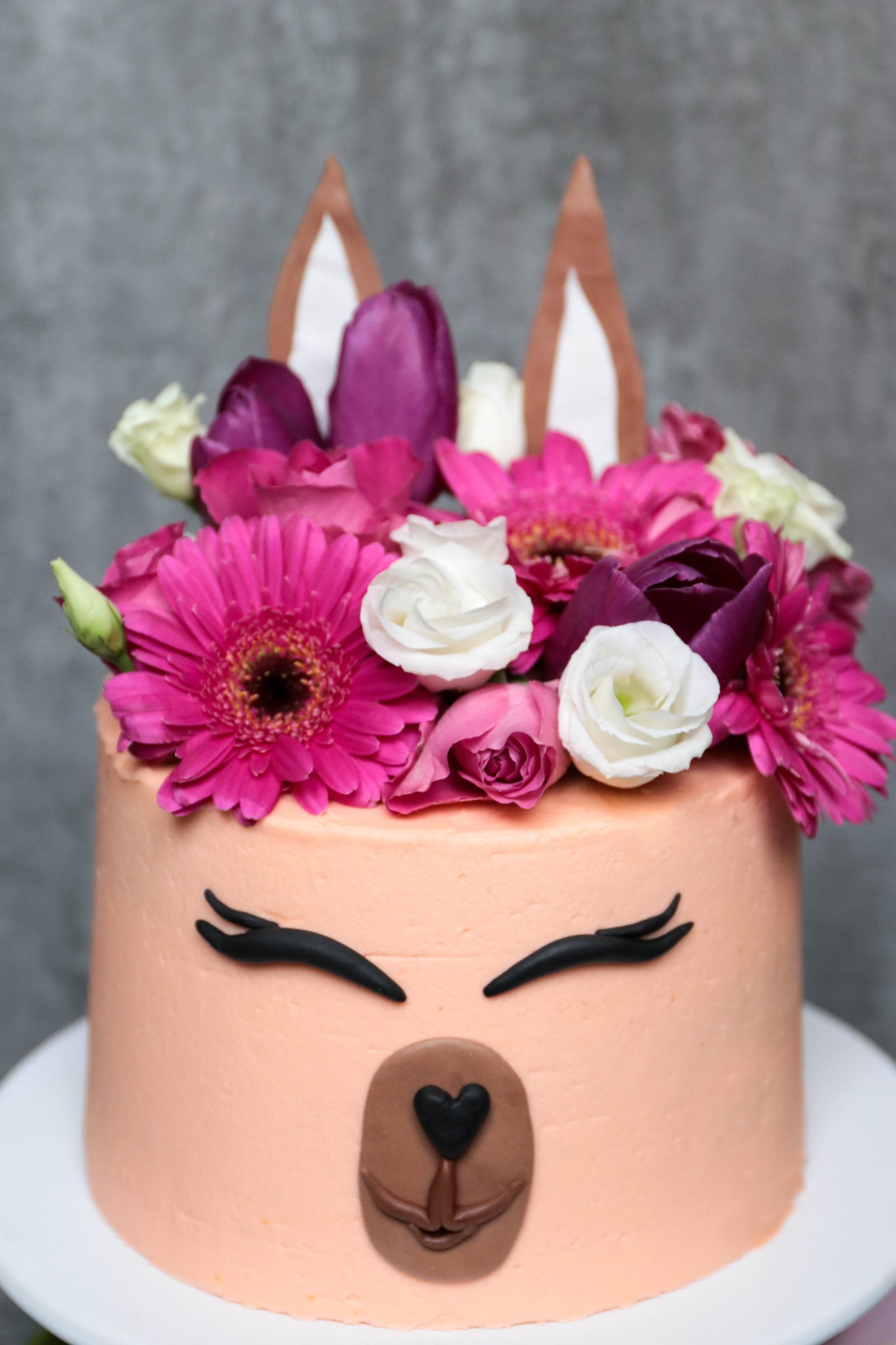 No Drama Llama Torte mit Mohn-Pfirsich-Füllung und Buttercreme
