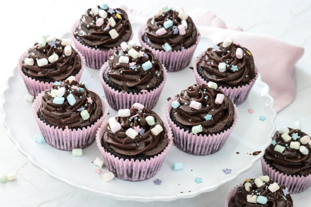 Das schnellste Cupcake Rezept der Welt für Schoko Cupcakes Zum Reinbeissen lecker: Schoko Cupcakes