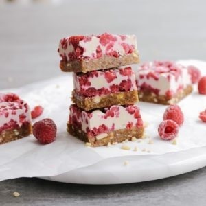 Roh veganer Kuchen mit Cashew, Himbeer und Dattel