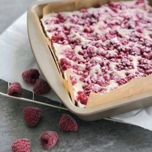 Roh veganer Kuchen mit Cashew, Himbeer und Dattel