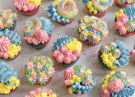 Regenbogen Mini Cupcakes für Kindergeburtstag