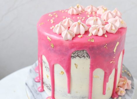 Drip Cake in Rosa für Baby Party mit Baiser