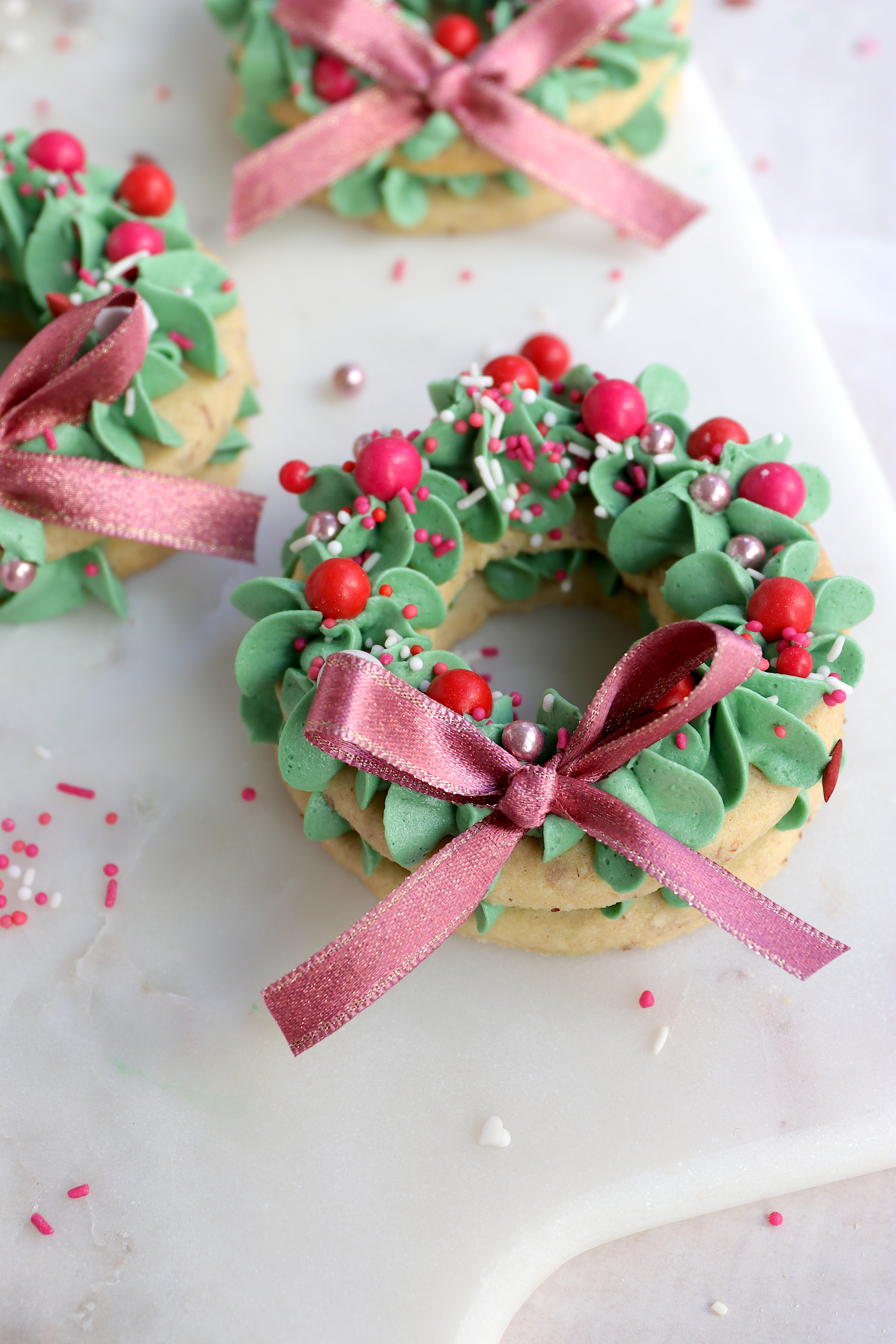 Kekse backen zu Weihnachten als Christbaum