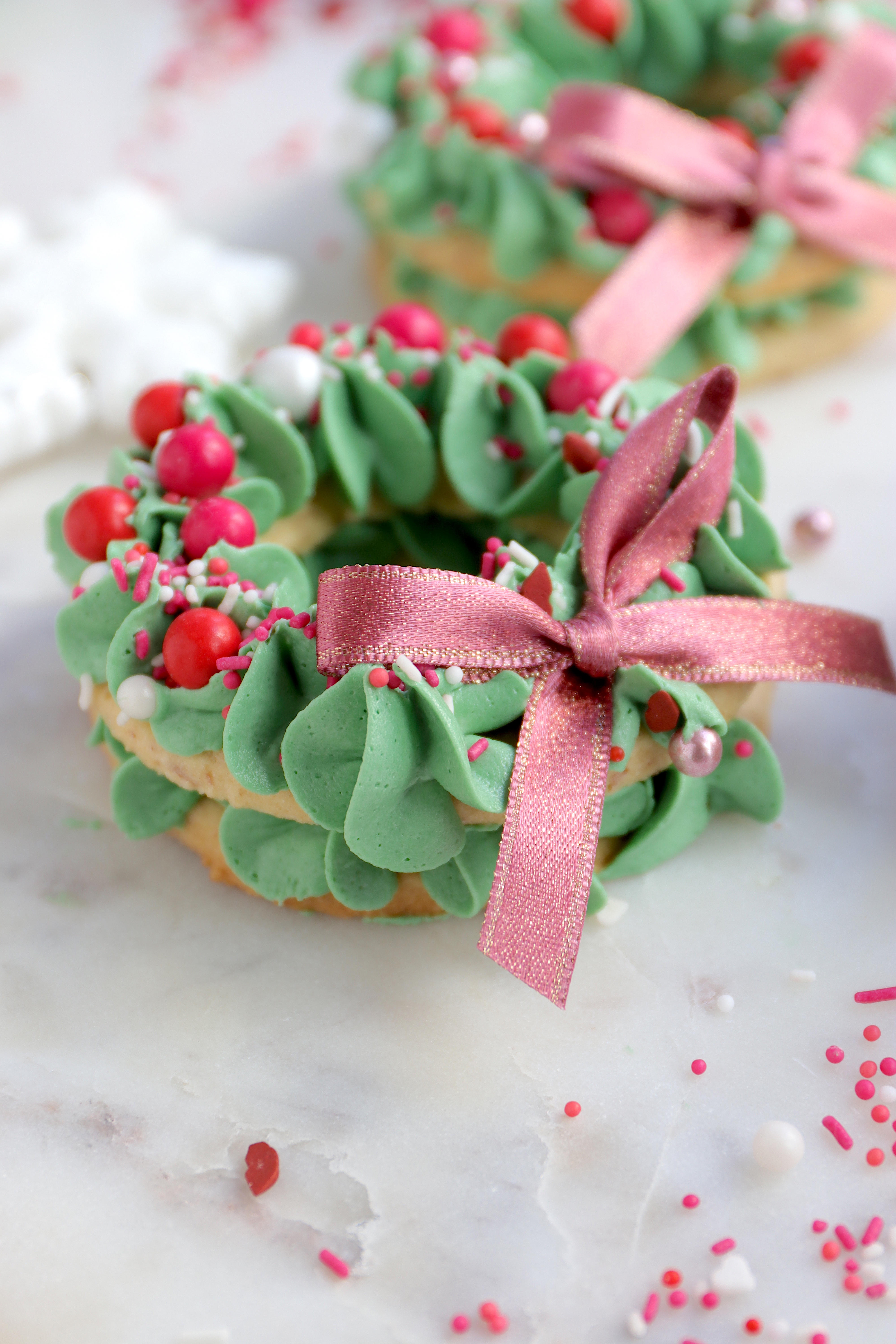 Kekse backen zu Weihnachten als Christbaum